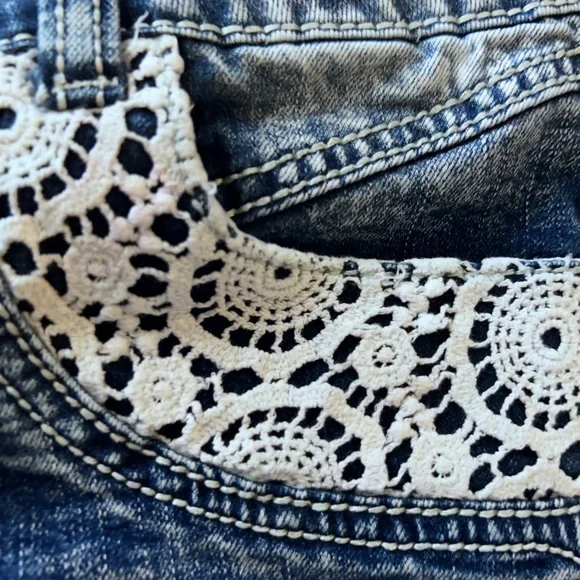 💋Rue 21 Lace Trimmed Low Daisy Dukes Denim bootie shorts 9/10 curvy 🩷 92 - Picture 4 of 7